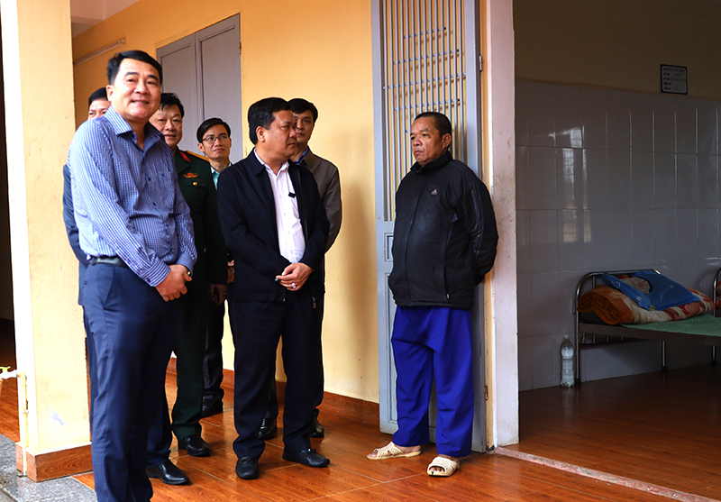 Đồng chí Bí thư Thành ủy Trần Phong thăm hỏi và chúc Tết cán bộ và bệnh nhân Trung tâm chăm sóc và phục hồi chức năng cho người tâm thần tỉnh.