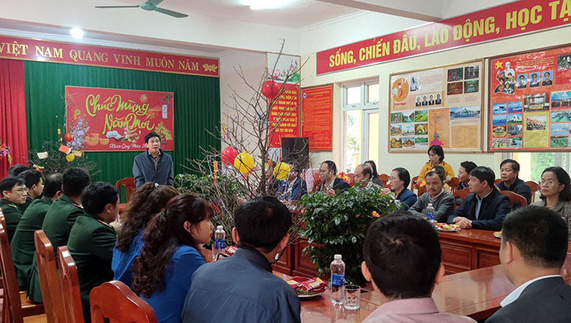Đồng chí Phó Chủ tịch Thường trực HĐND tỉnh chúc Tết cán bộ, chiến sĩ Đồn Biên phòng Cồn Roàng