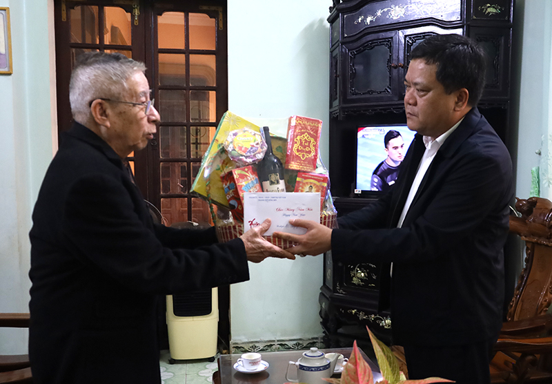 Đồng chí Trần Phong tặng quà đồng chí Nguyễn Hữu Thọ, nguyên Bí thư Thành ủy Đồng Hới (ở phường Đồng Sơn).