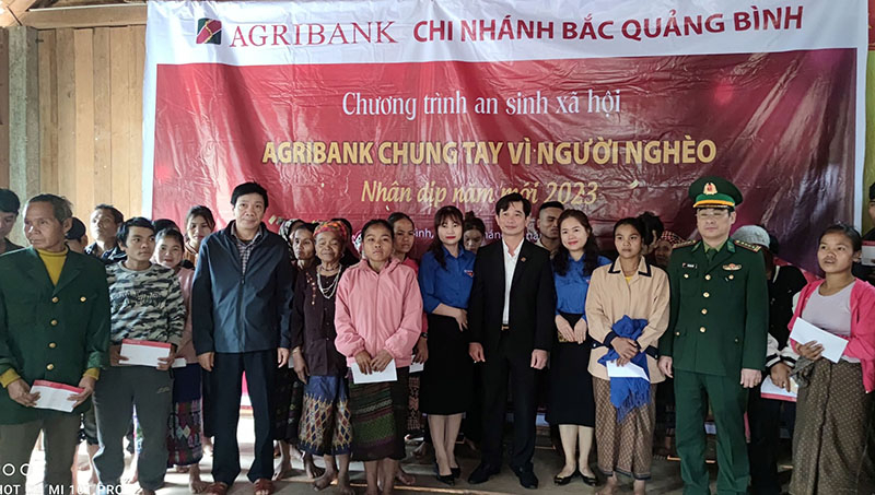 Đồng chí Phó Chủ tịch Thường trực HĐND tỉnh và đại diện nhà tài trợ tặng quà cho bà con bản Coóc