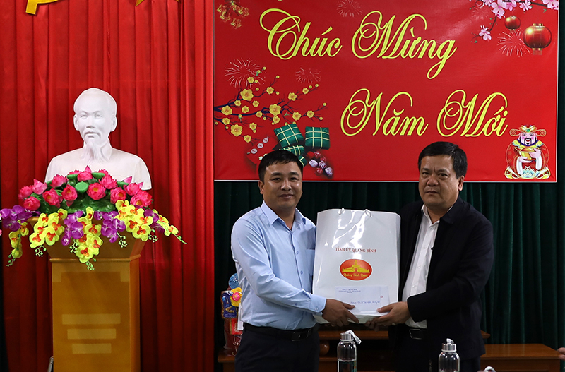 Đồng chí Trần Phong tặng quà cho cán bộ, nhân viên Cơ sở cai nghiện ma túy tỉnh.