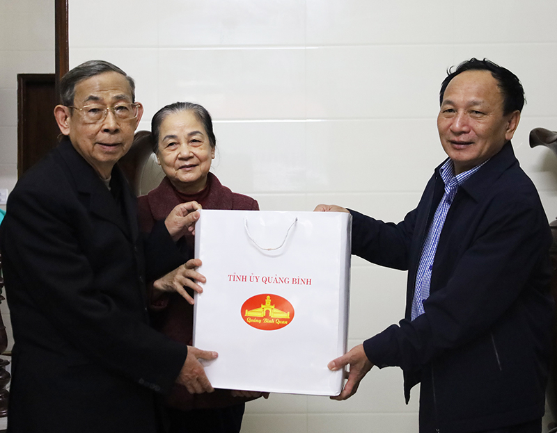 Đồng chí Phó Bí Thư Thường trực Tỉnh ủy Trần Hải Châu tặng quà Tết đồng chí Lê Công Minh.