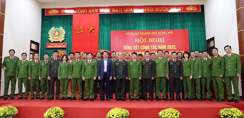 Các đồng chí lãnh đạo Công an tỉnh và TP.Đồng Hới chụp ảnh lưu niệm với Công an TP.Đồng Hới