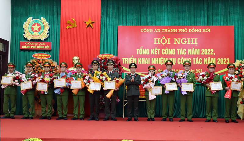 Đồng chí Đại tá Nguyễn Hữu Hợp, Ủy viên Ban Thường vụ Tỉnh ủy, Giám đốc Công an tỉnh trao danh hiệu thi đua quyết thắng cho các tập thể trực thuộc Công an TP.Đồng Hới