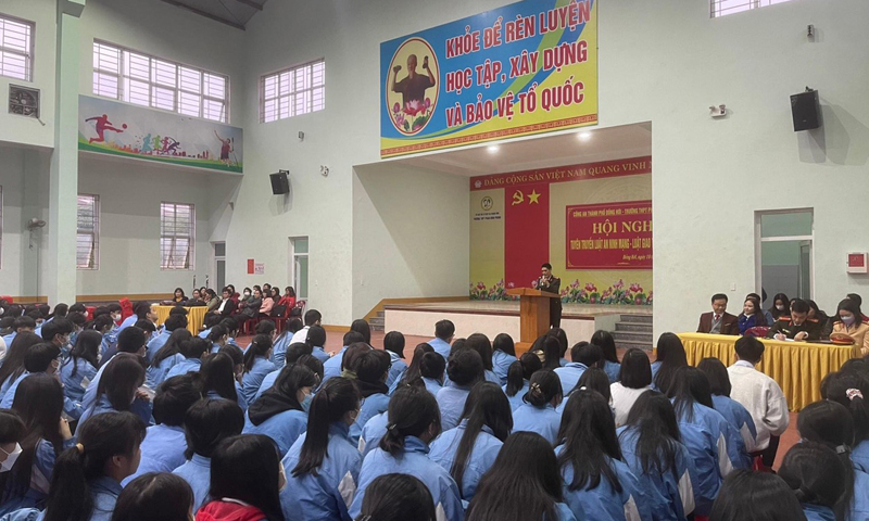 Tuyên truyền nâng cao ý thức chấp hành pháp luật về an toàn giao thông trong trường học.  