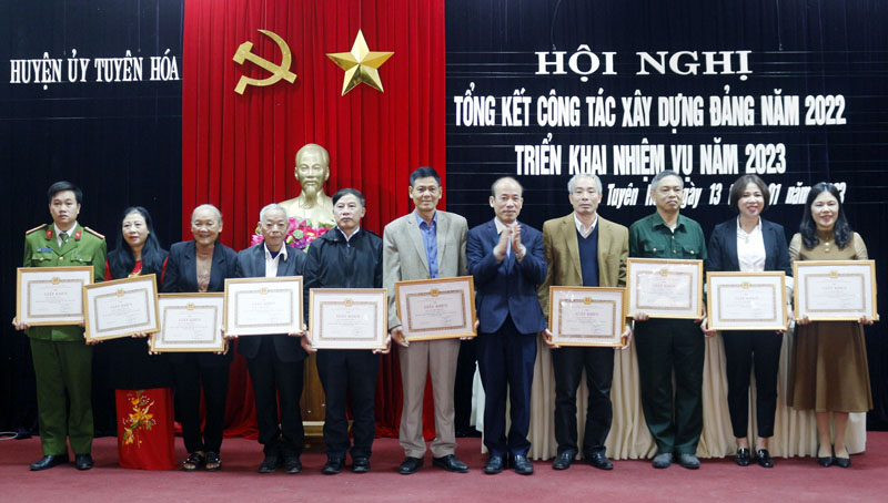 Trao giấy khen cho cá nhân hoàn thành xuất sắc nhiệm vụ 5 năm liên tục.
