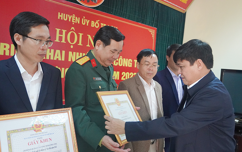Đồng chí Bí thư Huyện ủy Bố Trạch Lê Công Toán tặng giấy khen cho các TCCS Đảng hoàn thành xuất sắc nhiệm vụ tiêu biểu năm 2022.