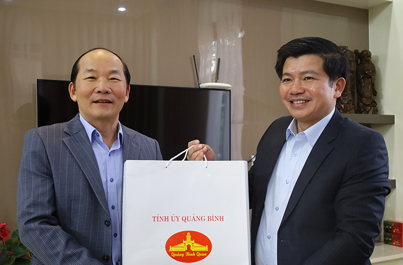 Đồng chí Trưởng ban Tổ chức Tỉnh ủy Trần Vũ Khiêm tặng quà Tết cho đồng chí Trần Xuân Vinh.