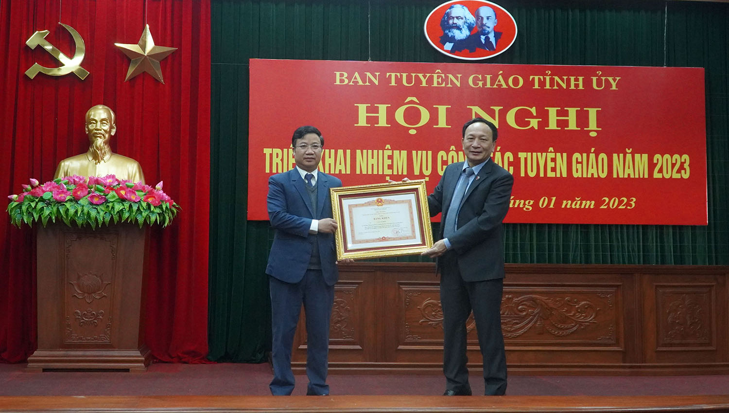 Thừa ủy quyền của Thủ tướng Chính phủ, đồng chí Phó Bí thư Thường trực Tỉnh ủy Trần Hải Châu trao Bằng khen cho đồng chí Cao Văn Định vì đã có thành tích xuất sắc trong xây dựng, bảo vệ Tổ quốc giai đoạn 2012-2022