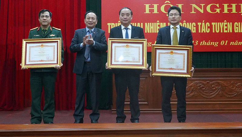 Đồng chí Phó Bí thư Thường trực Tỉnh ủy Trần Hải Châu trao Bằng khen của Thủ tướng Chính phủ cho các cá nhân