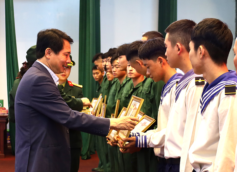 Chủ tịch UBND TP. Đồng Hới Hoàng Ngọc Đan trao giấy khen tặng các quân nhân hoàn thành xuất sắc nhiệm vụ trong quân ngũ.