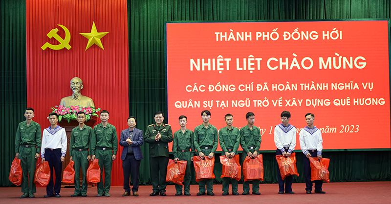 Đại diện Hội đồng Nghĩa vụ Quân sự TP. Đồng Hới trao quà cho các quân nhân.