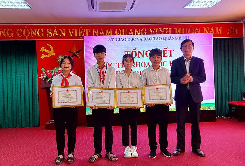 Ban tổ chức trao thưởng cho các học sinh đạt giải nhất