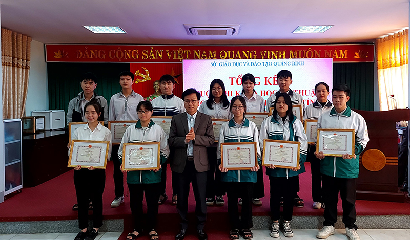 Ban tổ chức trao thưởng cho các học sinh đạt giải nhì