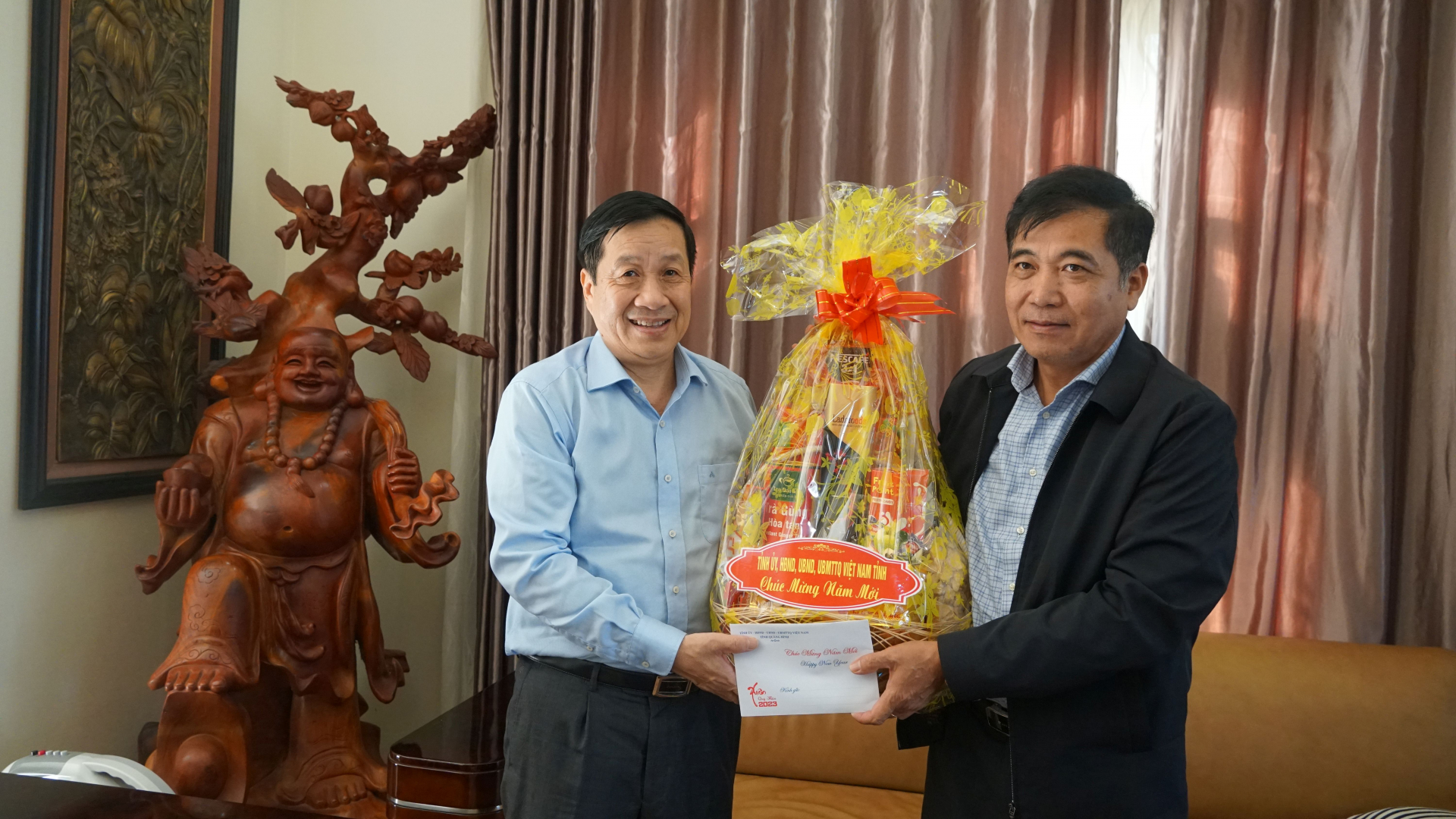 Đồng chí Phó Chủ tịch Thường trực UBND tỉnh Đoàn Ngọc Lâm tặng quà cho đồng chí Nguyễn Xuân Quang, nguyên Ủy viên Ban Thường vụ Tỉnh ủy, nguyên Phó Chủ tịch Thường trực UBND tỉnh 
