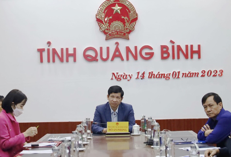 Đồng chí Phó Chủ tịch UBND tỉnh Hồ An Phong chủ trì hội nghị tại điểm cầu Quảng Bình.  Hội nghị tại điểm cầu Quảng Bình. 