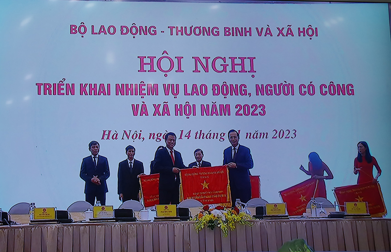 Bộ LĐ-TB và XH cũng đã trao cờ thi đua cho 24 đơn vị thuộc Bộ và 16 Sở LĐ-TB và XH dẫn đầu phong trào thi đua năm 2022.