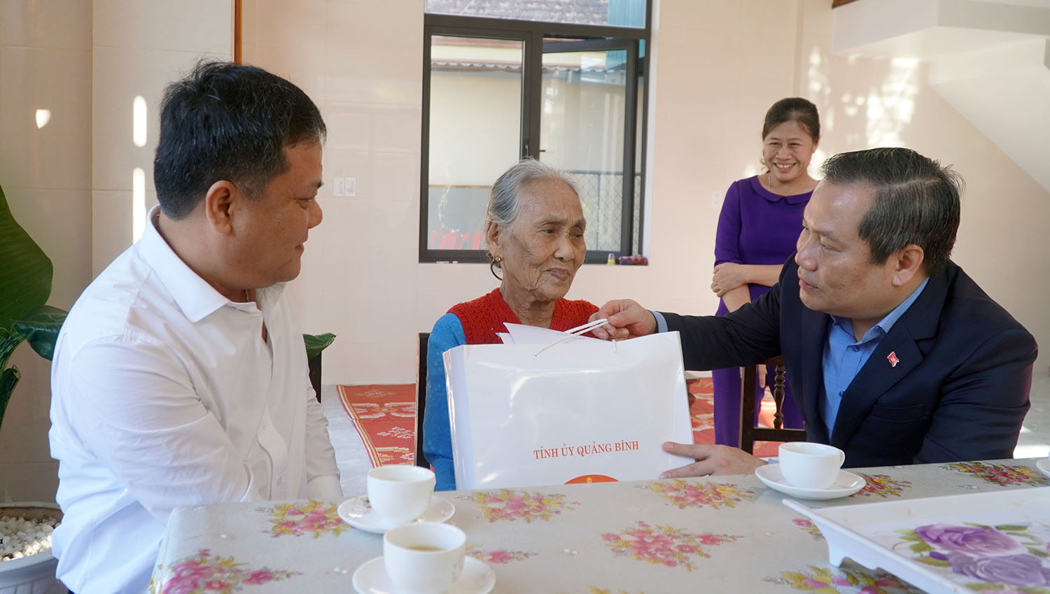 Đồng chí Bí thư Tỉnh ủy Vũ Đại Thắng và đồng chí Bí thư Thành ủy Đồng Hới Trần Phong chúc Tết Mẹ VNAH Đặng Thị Chấn