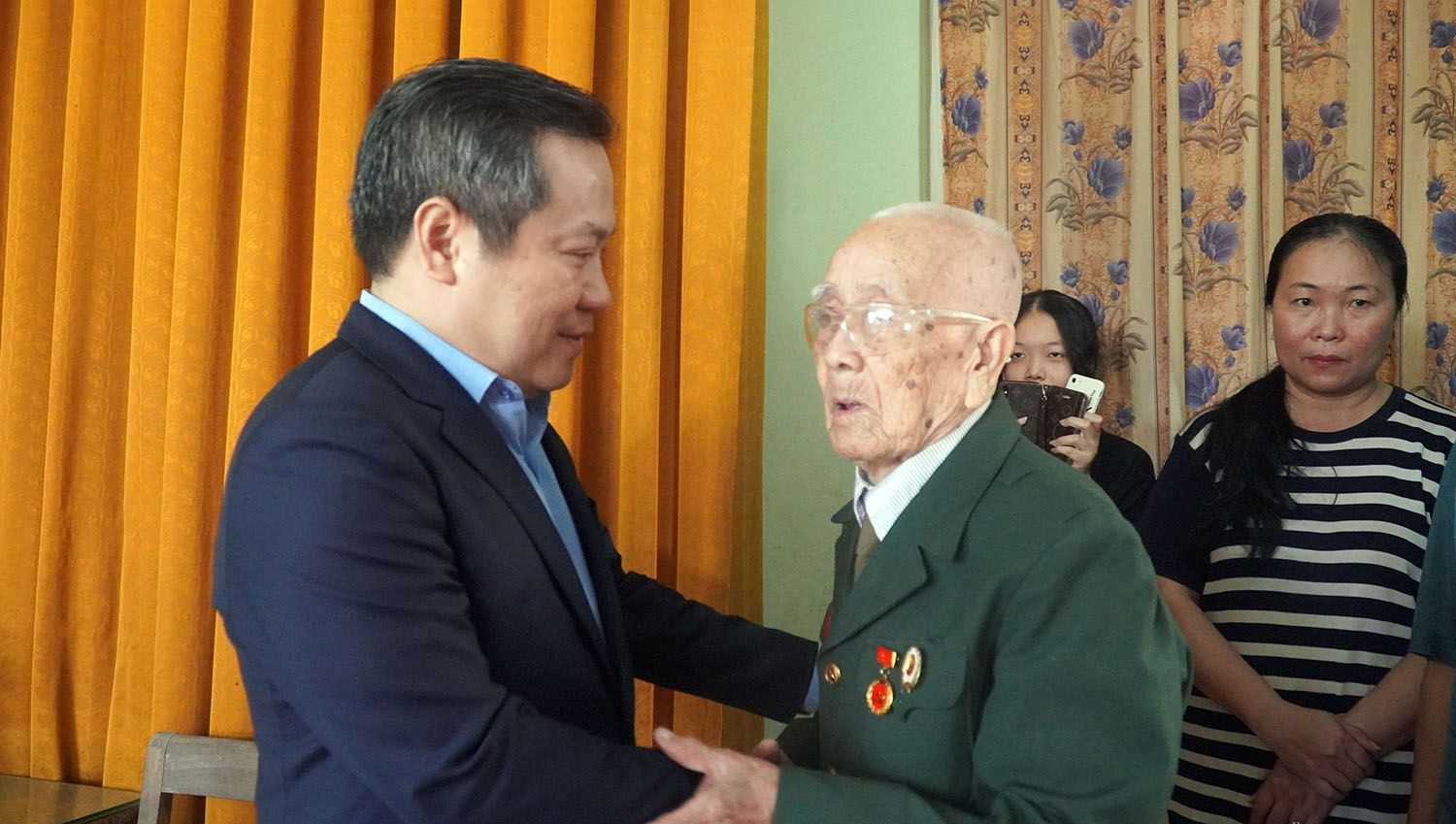 Đồng chí Bí thư Tỉnh ủy Vũ Đại Thắng thăm, chúc Tết đồng chí  Đinh Hùng Thái, phường Đồng Sơn, TP Đồng Hới, đảng viên trên 74 năm tuổi Đảngnăm tuổi Đảng