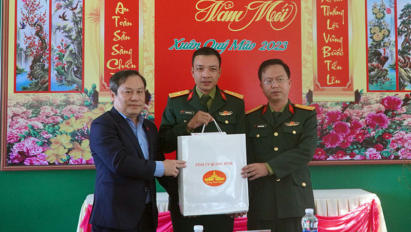Đồng chí Bí thư Tỉnh ủy Vũ Đại Thắng chúc Tết cán bộ, chiến sĩ Tiểu đoàn bộ binh 42.  