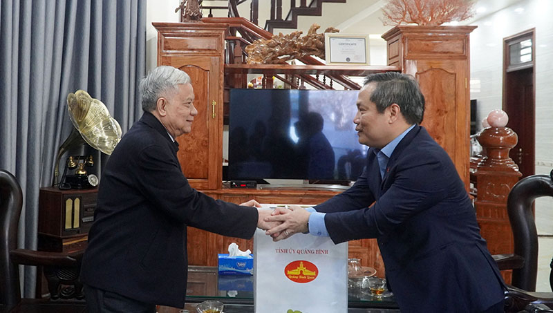Đồng chí Bí thư Tỉnh ủy Vũ Đại Thắng thăm, chúc Tết đồng chí Trần Hòa, nguyên Bí thư Tỉnh ủy