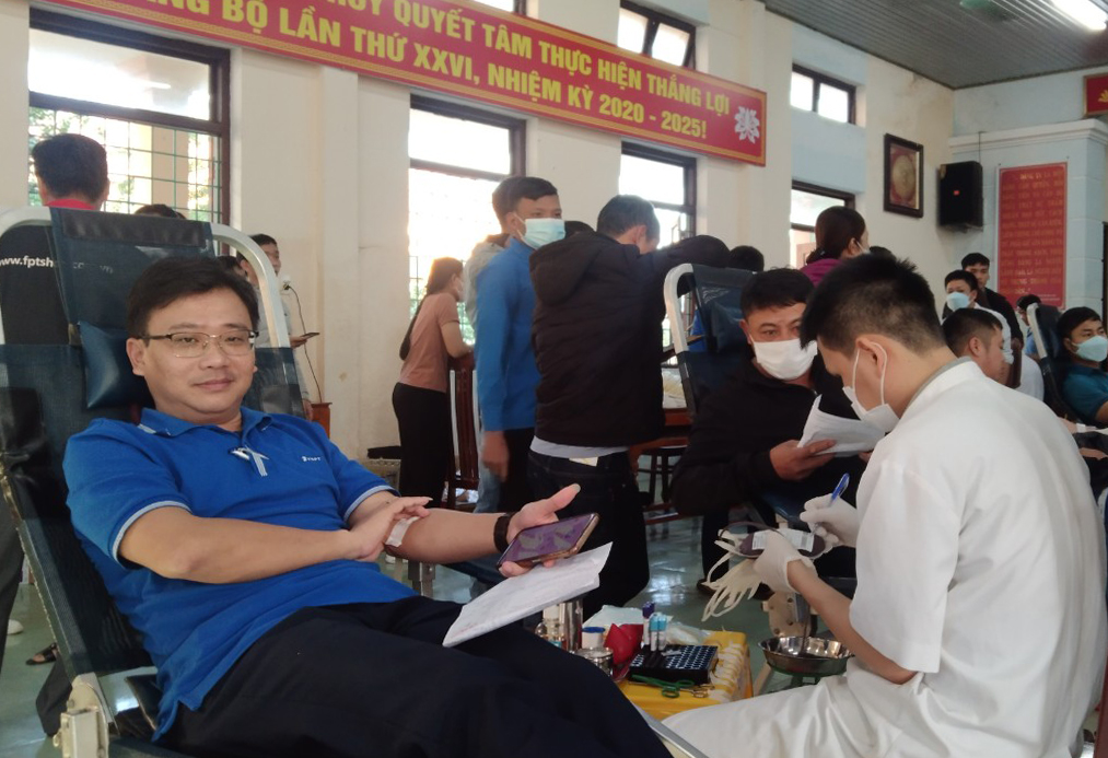 Đoàn viên, thanh niên huyện Lệ Thủy tham gia chương trình “Chủ nhật Đỏ”.