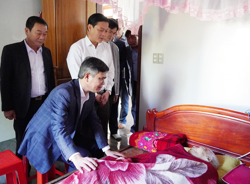 -Đồng chí Chủ tịch UBND tỉnh Trần Thắng thăm, tặng quà cho mẹ Việt Nam anh hùng Nguyễn Thị Nhẹ