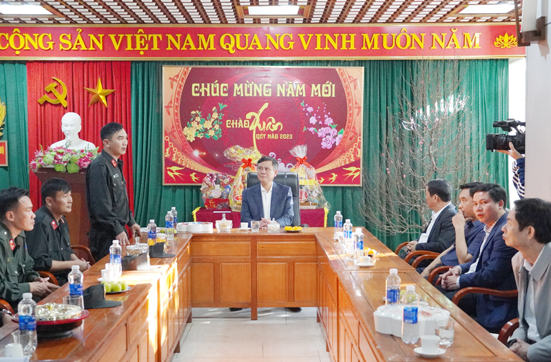 Thiếu tá Bùi Sỹ Quý, Tiểu đoàn trưởng báo cáo một số tình hình của đơn vị.