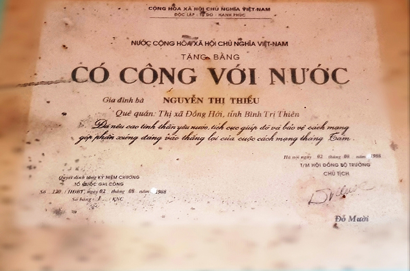 Bằng có công với nước được tặng thưởng cho gia đình bà Nguyễn Thị Thiểu.