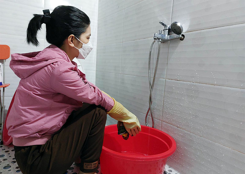 Nước máy quá yếu khiến người dân không thể sử dụng để sinh hoạt