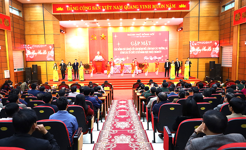 Quang cảnh buổi gặp mặt đội ngũ cán bộ cốt cán thành phố.