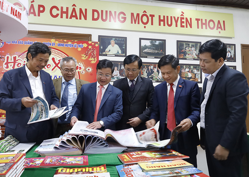 Đồng chí Trưởng ban Tuyên giáo Tỉnh ủy và các đại biểu tham quan gian trưng bày báo Xuân năm 2023.