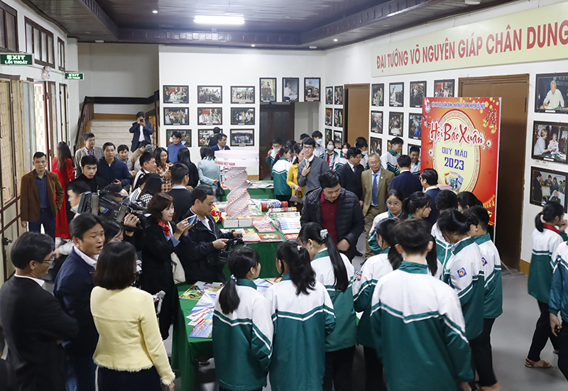 Hội báo Xuân 2023 thu hút sự quan tâm của đông đảo bạn đọc.