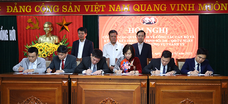 Các cán bộ vừa được bổ nhiệm ký cam thực hiện quy định về trách nhiệm và xử lý trách nhiệm đối với người đứng đầu và cấp phó của người đứng đầu cơ quan, đơn vị, địa phương.