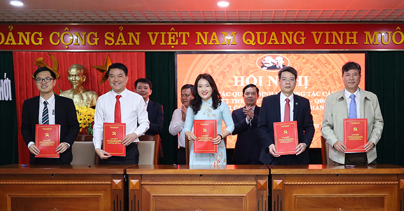 Thường trực Thành ủy Đồng Hới chứng giám việc ký cam thực hiện quy định về trách nhiệm và xử lý trách nhiệm đối với cán bộ vừa được điều động bổ nhiệm. 