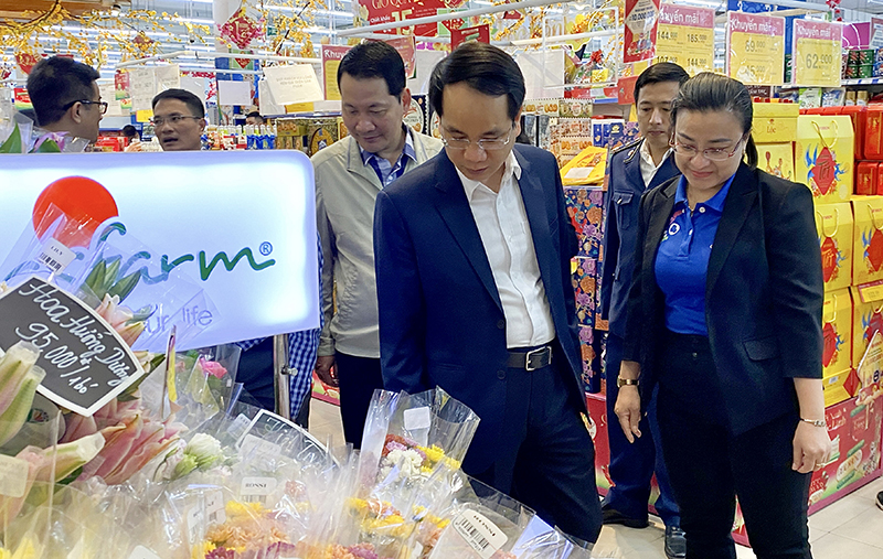 Đồng chí Phó Chủ tịch UBND tỉnh Phan Mạnh Hùng kiểm tra tình hình cung ứng hàng hóa tại siêu thị Co.op mart Quảng Bình.
