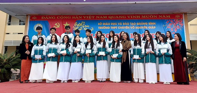 Nhà trường tặng thưởng cho HS có thành cao trong học tập, rèn luyện