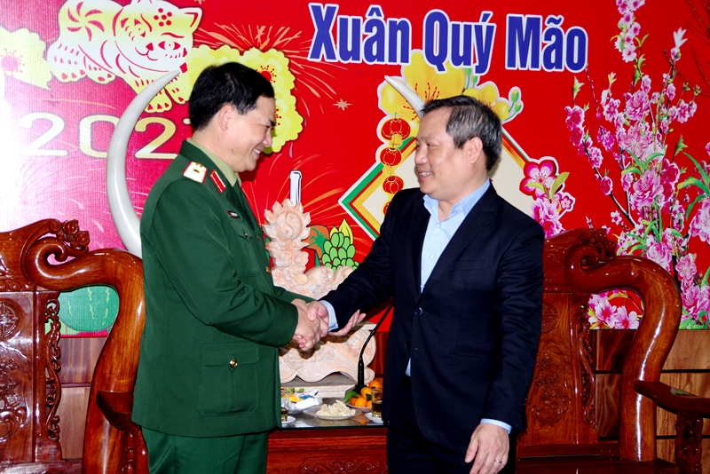 Thiếu tướng Phạm Trường Sơn, Phó Tổng Tham mưu trưởng QĐND Việt Nam cảm ơn sự quan tâm của đồng chí Bí thư Tỉnh ủy Vũ Đại Thắng đối với lực lượng BĐBP tỉnh.