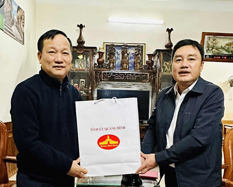 Đồng chí Chủ nhiệm UBKT Tỉnh ủy Đinh Hữu Thành tặng quà chúc mừng năm mới đồng chí Đinh Công Hải, nguyên Chủ nhiệm UBKT Tỉnh ủy.