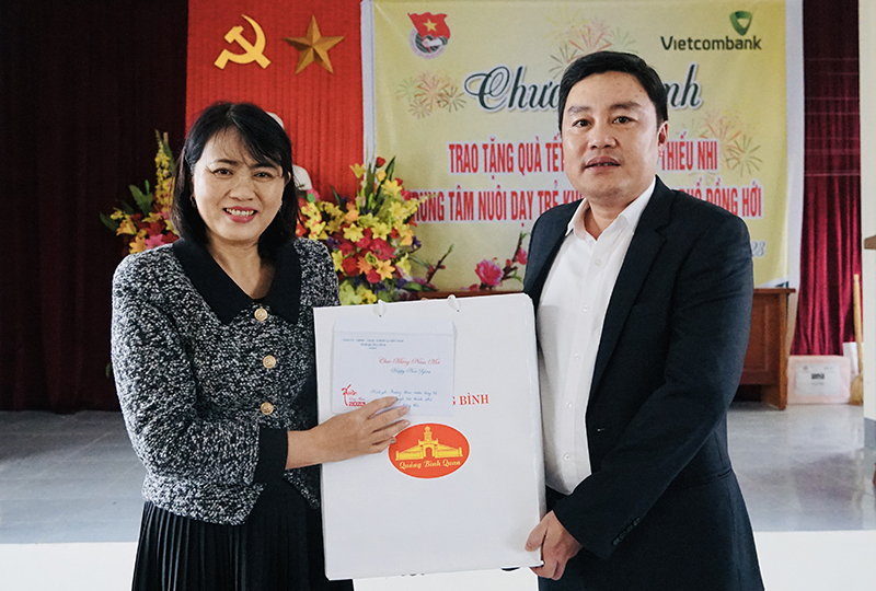 Đồng chí Chủ nhiệm UBKT Tỉnh ủy Đinh Hữu Thành tặng quà chúc mừng năm mới Trung tâm nuôi dạy trẻ khuyết tật TP. Đồng Hới.