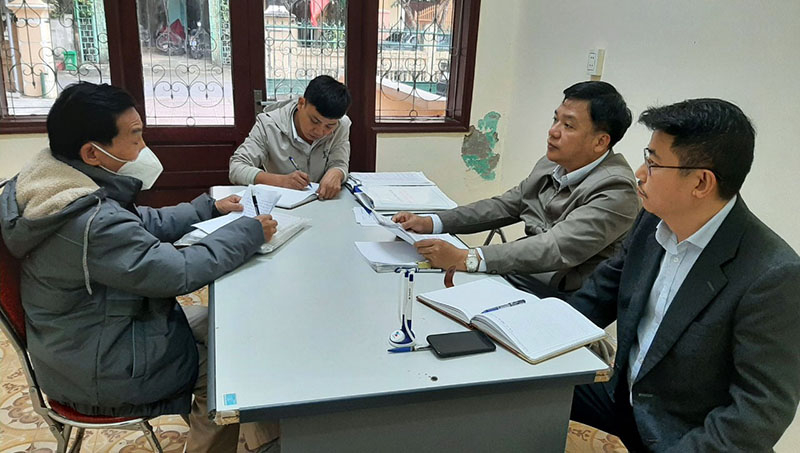 Cán bộ Ban Nội chính Tỉnh ủy hướng dẫn, giải thích cho công dân