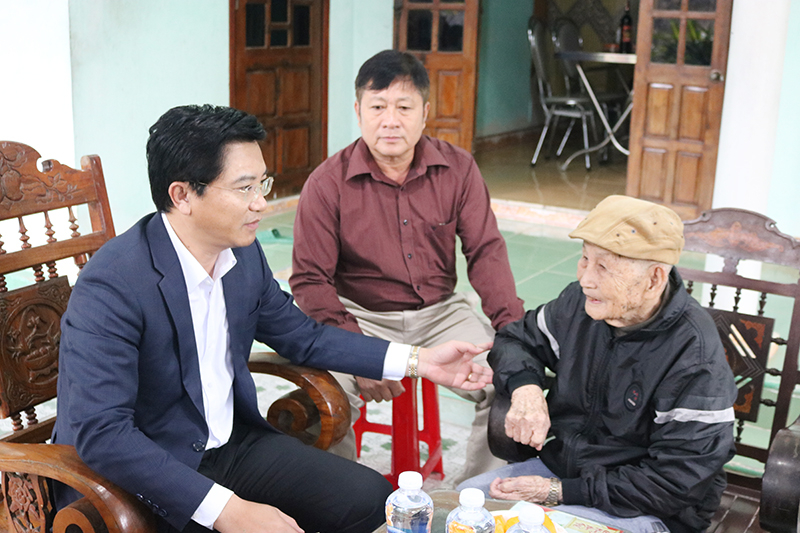  Đồng chí Trương An Ninh trò chuyện, thăm hỏi sức khỏe đồng chí Nguyễn Anh Hùng (SN 1927), xã Quảng Lộc, TX. Ba Đồn, đảng viên trên 74 năm tuổi Đảng.