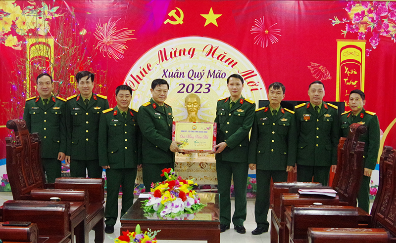 Đại tá Đinh Xuân Hướng, Chính ủy Bộ CHQS tỉnh kiểm tra, chúc tết cán bộ, nhân viên Ban CHQS thành phố Đồng Hới.