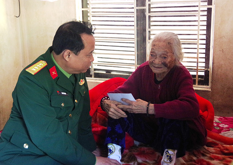Đại tá Cao Phi Sơn, Phó chỉ huy trưởng Bộ CHQS tỉnh thăm, chúc tết Mẹ Việt Nam anh hùng Nguyễn Thị Can, 103 tuổi,  ở xã Tân Ninh, huyện Quảng Ninh.