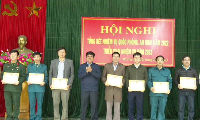 Lãnh đạo huyện Bố Trạch tặng giấy khen cho các cá nhân có thành tích xuất sắc trong công tác QP-AN năm 2022.