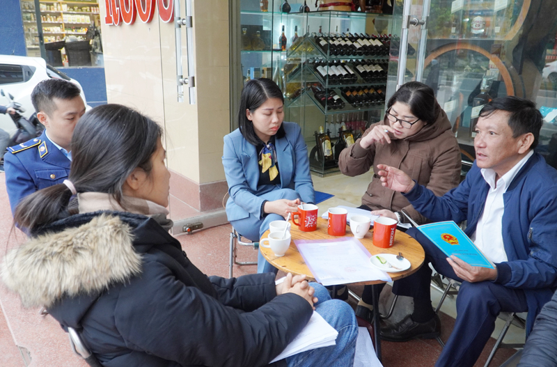 Vừa kiểm tra, giám sát, Đoàn liên ngành ATTP còn tăng cường công tác tuyên truyền nâng cao ý thức, trác nhiệm cho các cơ sở sản xuất, kinh doanh thực phẩm trên địa bàn tỉnh.