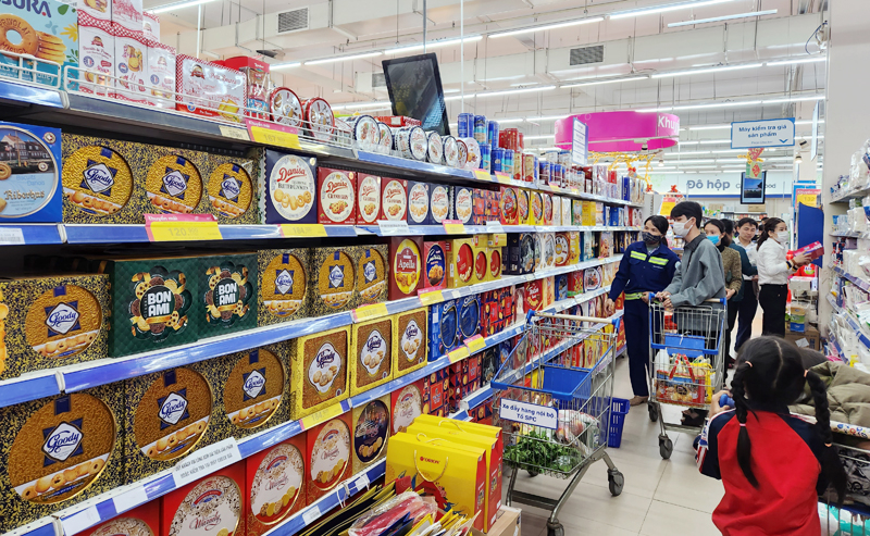 Người dân ngày càng nâng cao ý thức, lựa chọn mua sắm Tết cho gia đình tại các siêu thị, cửa hàng có uy tín, bảo đảm chất lượng ATTP.