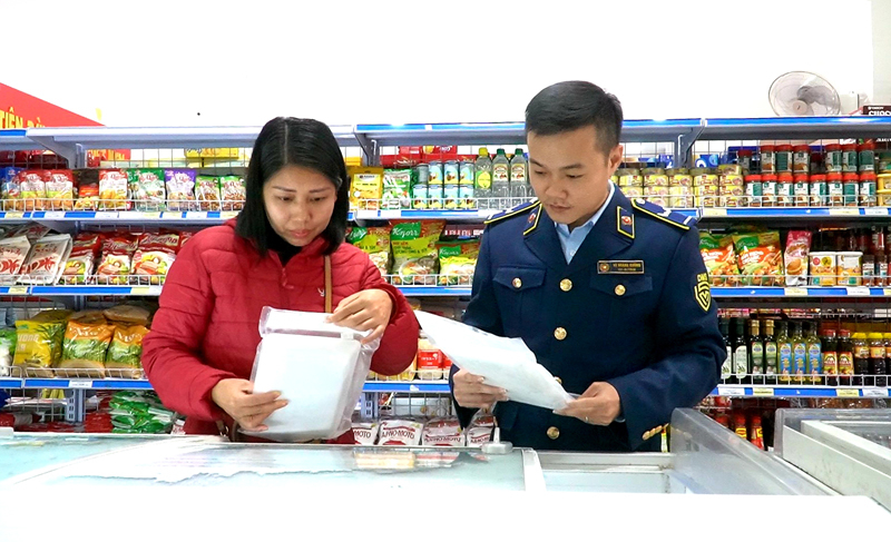 Đoàn kiểm tra liên ngành ATTP kiểm tra các mặt hàng đông lạnh.