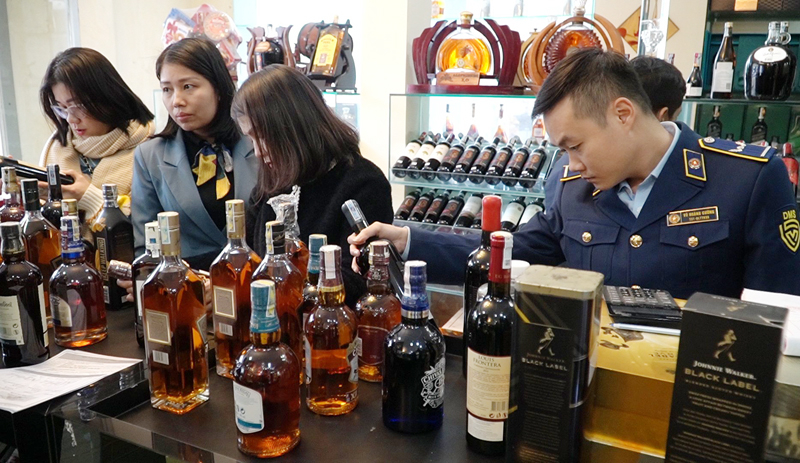 Rượu là mặt hàng được Đoàn liên ngành ATTP kiểm tra kỹ để tránh các vụ ngộ độc rượu xảy ra, nguy hiểm đến tính mạng người dân.