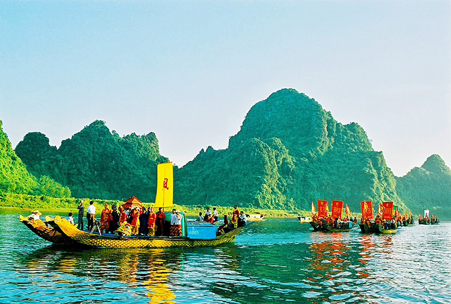 Rước nước tiên trong lễ hội chùa Nghe (Tiên sư tự) trên sông Son-Phong Nha (phục dựng).